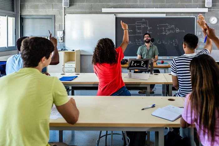 Image of a student using the connect 12 with the Kodak SL-10 Distance Camera to zoom in on a chalkboard.